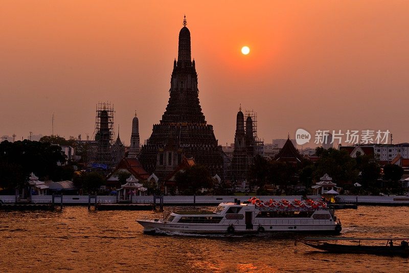 日落在Wat Arun(黎明寺)，曼谷